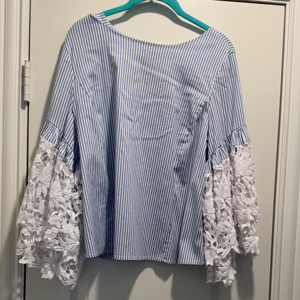 Beautiful Chicos white striped top black label size one stunning sleeves